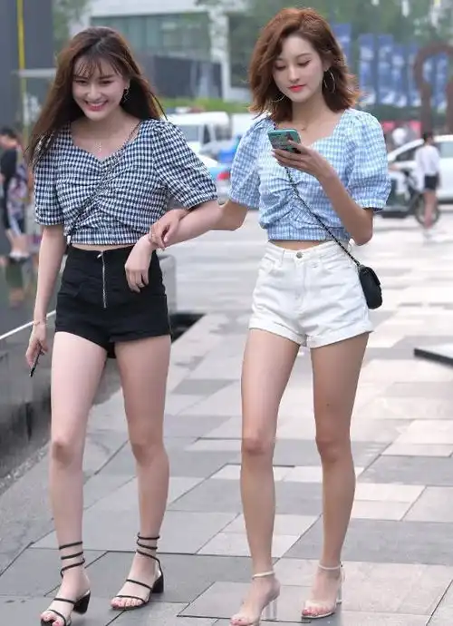 我终于信了小腿决定腿长,她裤子提很高,因穿2cm鞋变短腿