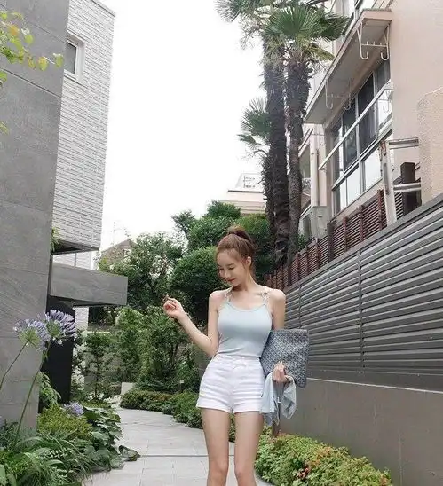 拥有一双长腿的小姐姐,笑容甜美迷人
