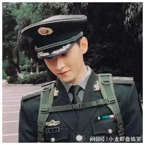 同演军人,杨洋和肖战放在一起看,一个像硬汉军人,一个温润如玉