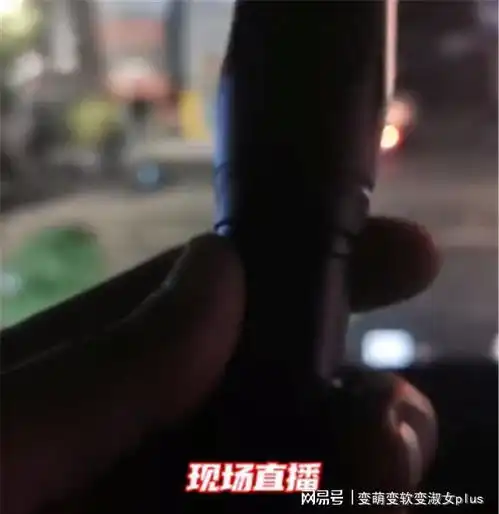 江西大妈广场舞跳得正欢,男子掏出神器一按,总算清静了