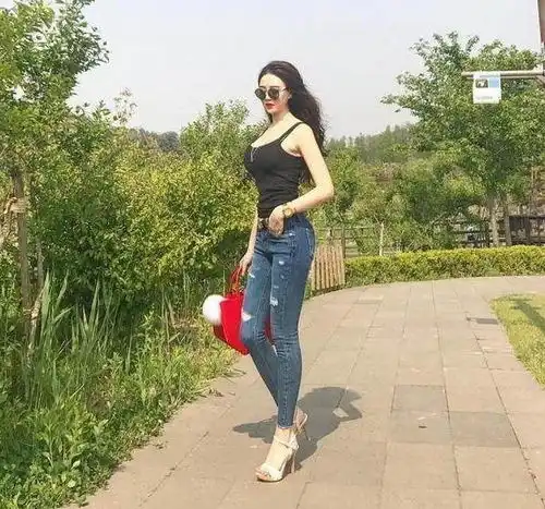 街拍办公室职业装的小姐姐,有种职业美