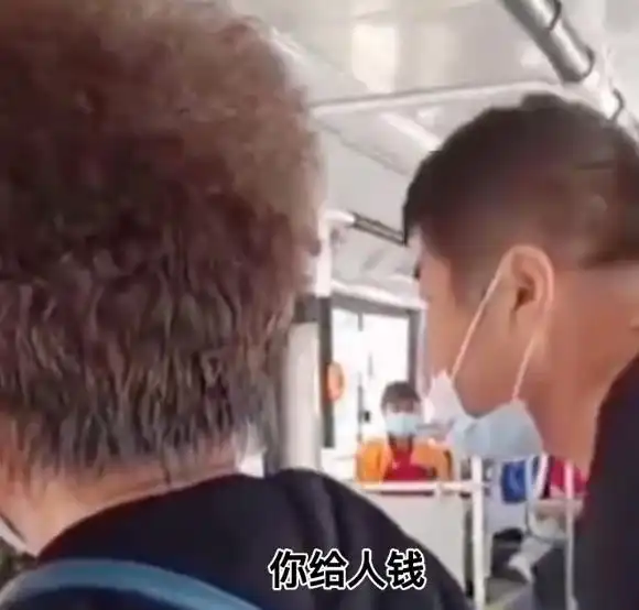 大妈坐公交掏出百元大钞一个零钱没有,司机和岁数没关系