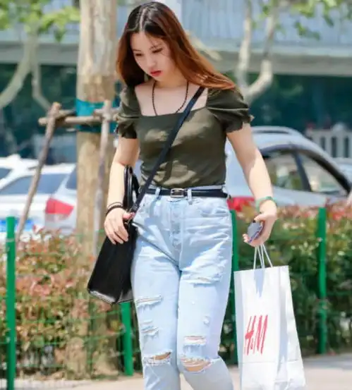 小姐姐穿圣罗兰高跟鞋,却输给了穿狗毛鞋的闺蜜,舒适贼重要