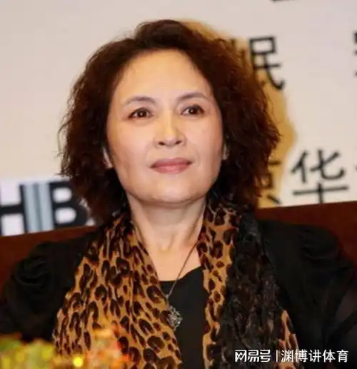 中年女人放任老态表现,没到60岁就留这3款大妈发型,太显老