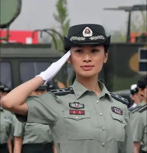 建国初期经济困难,为节约每一寸布,军服的两个衣兜都被省去了