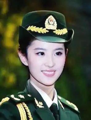 女星穿军装,赵丽颖可爱,杨幂英姿飒爽,她最惊艳