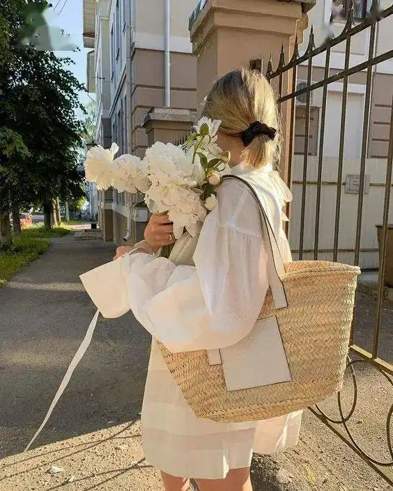 爱花的女人,都很美