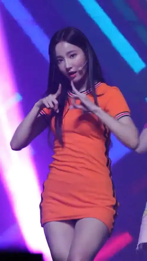 大长腿小姐姐,足球宝贝装也太好看了吧