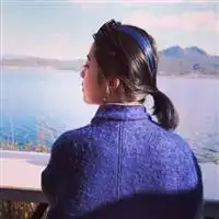 qq头像女生背影或侧面最好是蹲着的,希望颜色看起来活泼,别太伤感