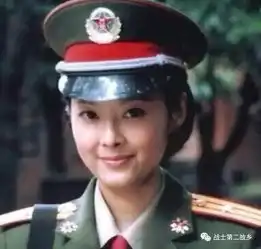 他们都是军人出身孙俪军装飒爽,韩红当年居然那么瘦