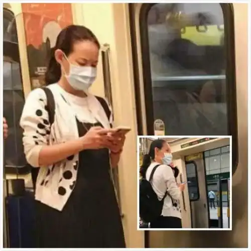 曾宝仪虎背熊腰搭地铁,没星味穿搭像大妈,十足中年妇女形象