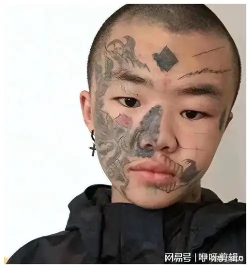 纹面男孩夏朝勇我没工作也无法办身份证,还得想办法给父亲打钱