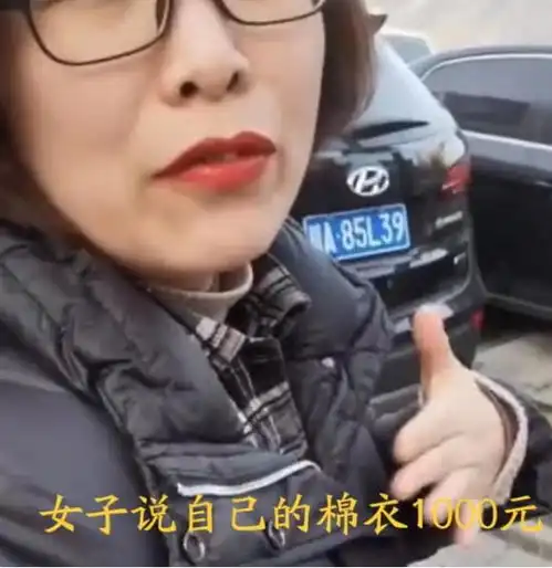 成都30岁的女士在幼儿园接老二放学,60岁婆婆你也来接孙子