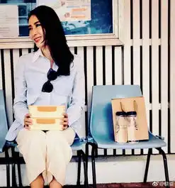 组图黎姿为女儿送饭静坐等待笑容甜张手送拥抱温馨十足