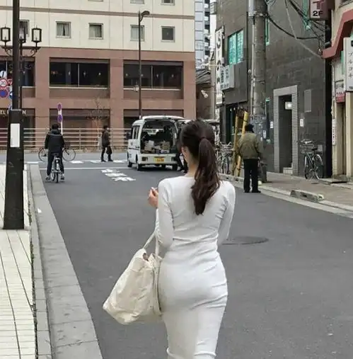 美女街拍光看背影已经够吸引了,身材高挑比明星的还好