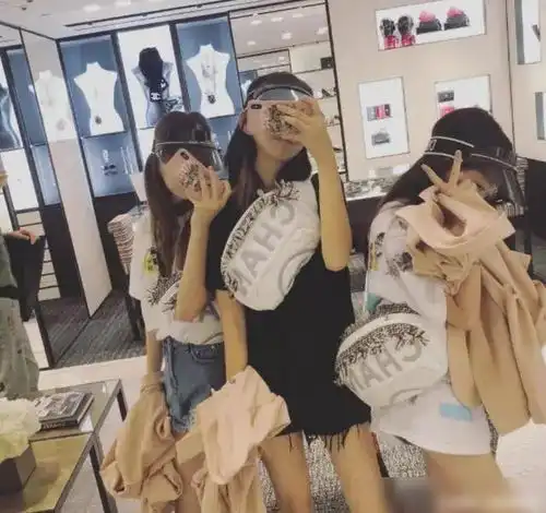 王菲女儿晒生日照,身旁闺蜜周巴黎惹人注意,名媛圈社交真广