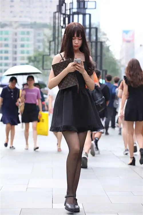 街拍联盟清纯乖巧的黑丝美眉,背影相当迷人