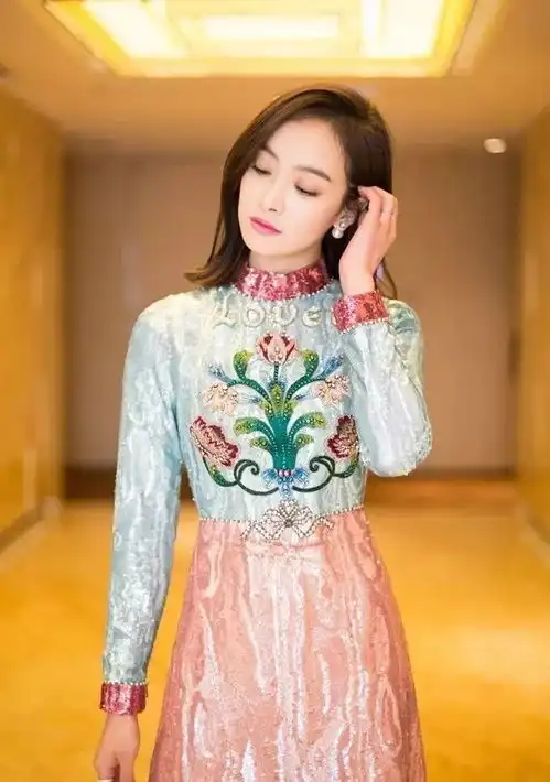 想要多拿年终奖年会先要会吸睛穿搭