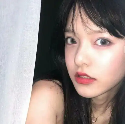 简约干净的男女生头像