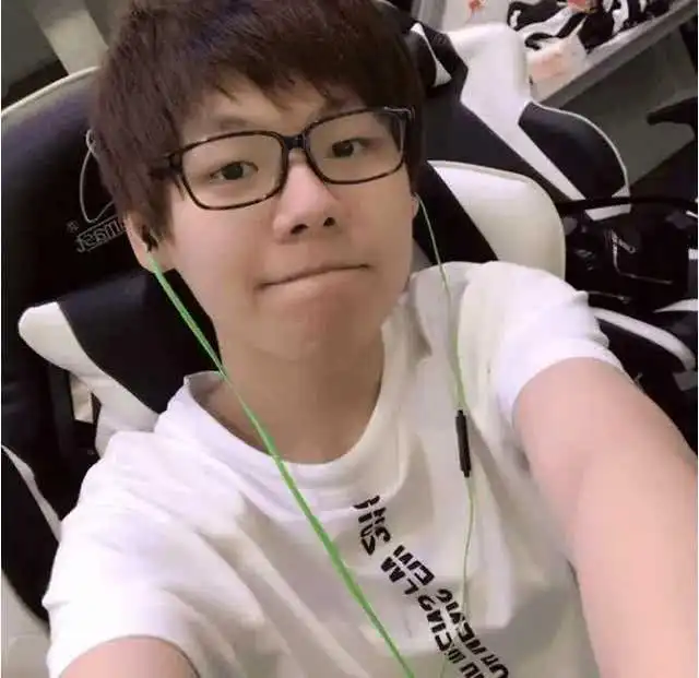 和王思聪4排吃鸡掉线,站空旷地愣是没死网友有钱真的能为所欲为敌人