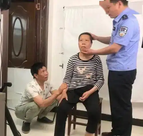 柞水60岁残疾老人办证行动不便,90后辅警全程抱行