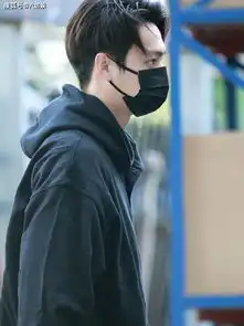 许凯获最佳男主角奖,再现一身黑造型,穿西装变禁欲系男神