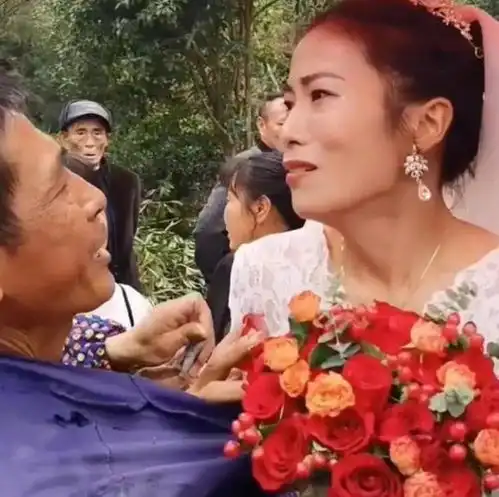 40岁大龄剩女出嫁,含泪告别父亲,网友不管多大都是父亲小棉袄