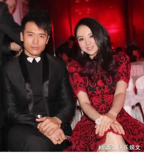 44岁董璇与前夫疑复合一家3口同游影视城,多名闺蜜助阵显温馨