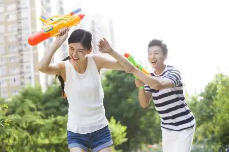 有一张动漫情侣头像是一个女的拿水枪喷1那个男的