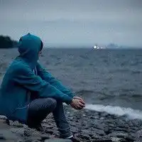 求一个男生坐在海边看海的伤感头像