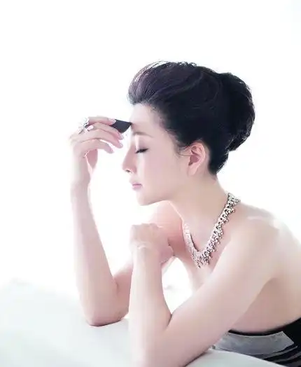 她才是真正的女富豪,多辆豪车轮着开,今40岁成为男人的梦中情人