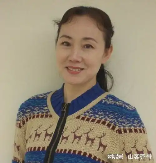 20多岁,从饰演公厕中年大妈开始,一路滚打摸爬熬成国家一级演员