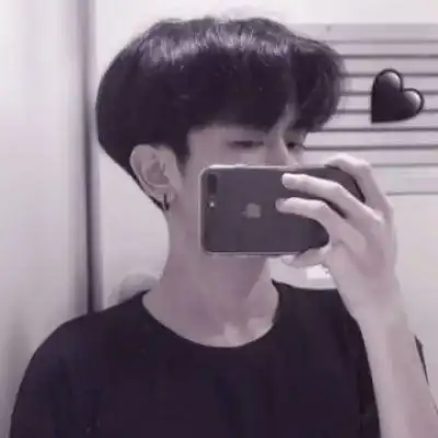 拿手机挡脸的简约干净男头手机拍照