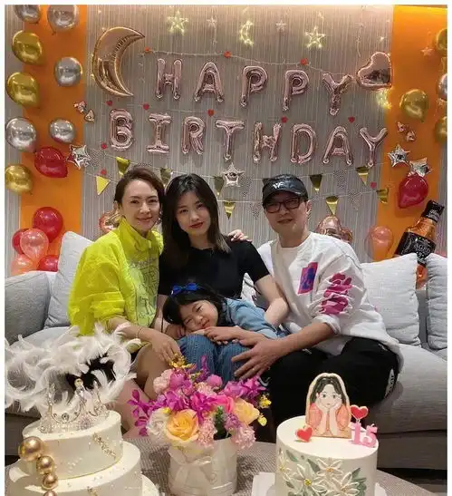 章子怡高调带小苹果游玩像闺蜜,懒理汪峰的前妻叫嚣张挑衅