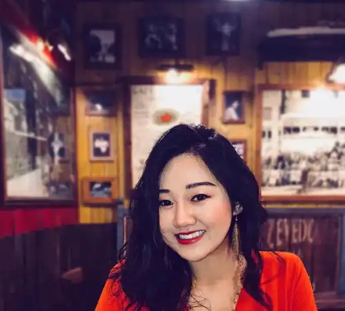 袁九儿何超欣和姚安娜是她的闺蜜,18岁出席顶级名媛舞会