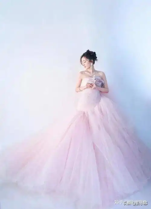 生图黑脸婆年底女星时尚换装秀,有人欢喜有人愁
