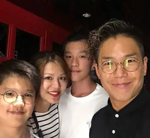 十八年婚姻破碎50岁tvb男星与前妻出席儿子毕业礼,拒与前妻一起合照