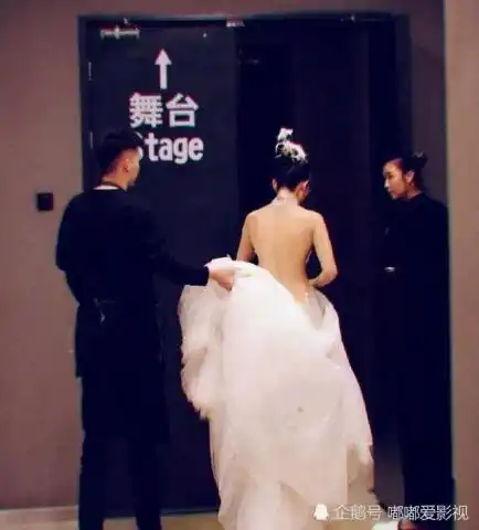 杨丽萍男友视角下的一组照片,看的网友纷纷不淡定,这是60岁吗