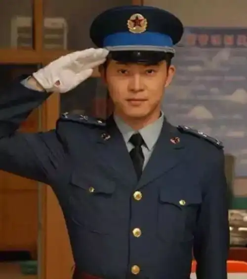 不是沙溢衬衫扣错位,而是网友不懂时尚,还是件高档品牌货