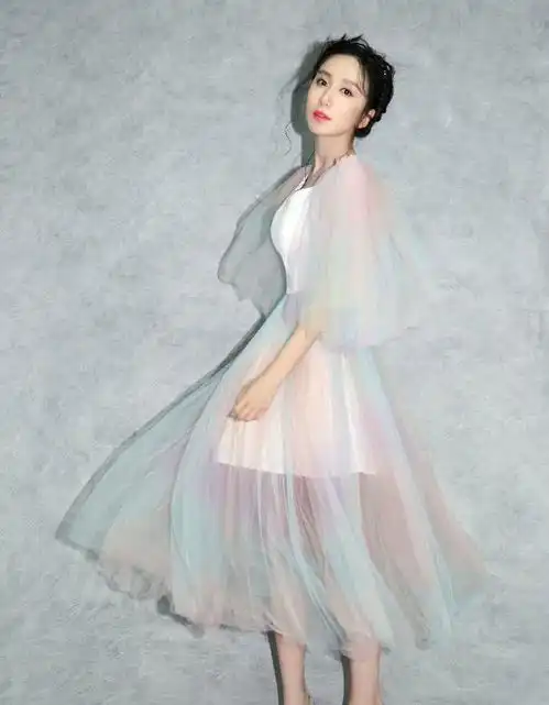 早春火了一款外套叫假两件,和仙女裙超搭,美到飞起
