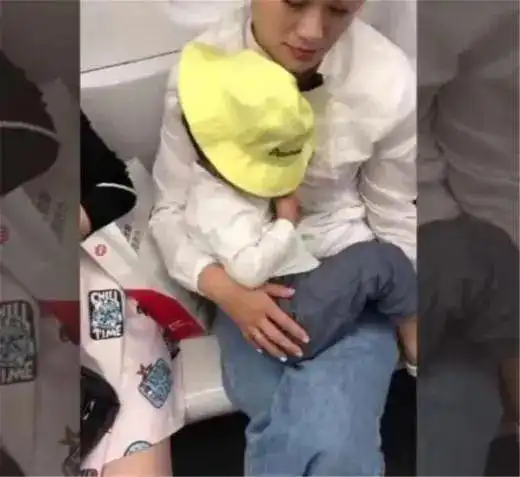 地铁上一组偷拍照获赞无数真正的富养,跟金钱无关