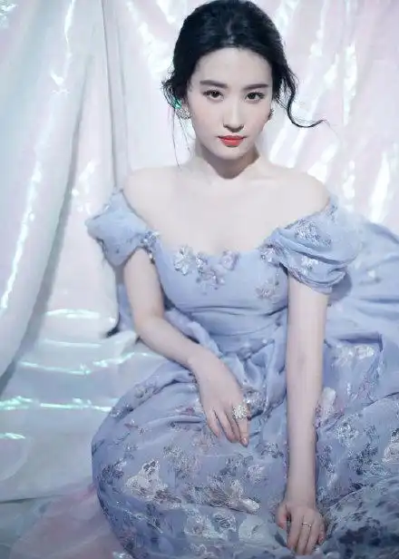 女星仙女裙造型baby是温柔与璀璨本身了,程潇简直漫画少女本女