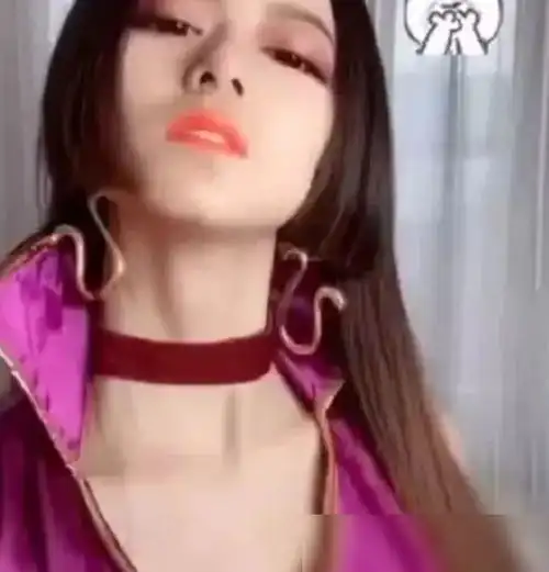 15岁小萝莉cos女帝,当看到她的弯腰的动作,可爱在性感面前不堪一击