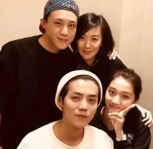 高调官宣恋情的5对明星情侣,如今4对都分道扬镳,而他们却恩爱如初