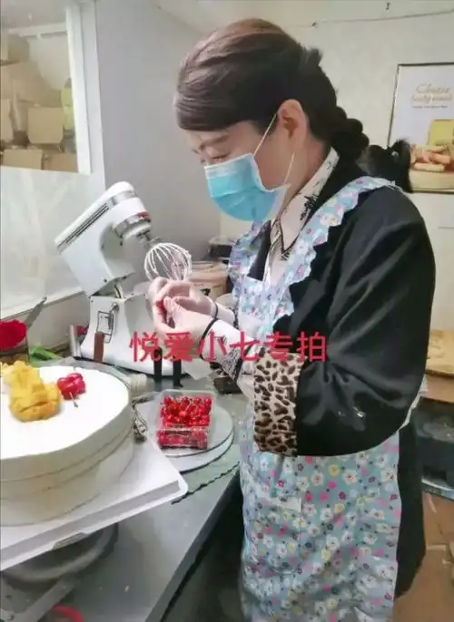 默默不语的姚师兵,一个无声的动作,显示了中年男人对妻子的深情