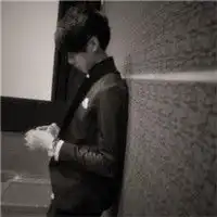 2013黑白帅气男生低头侧脸伤感头像大全