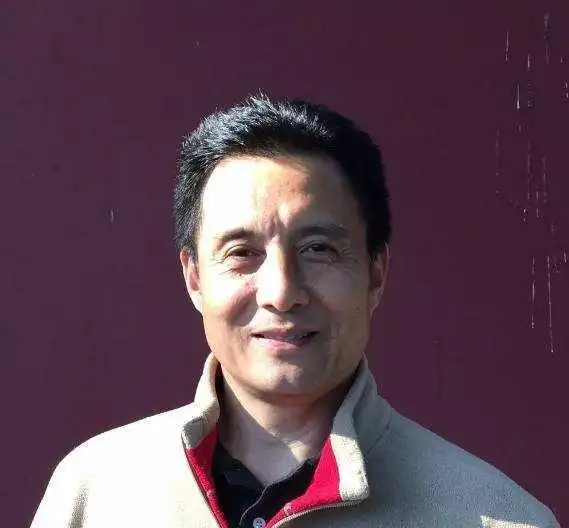63岁白龙马王伯昭晒近照,岁月的痕迹与儒雅的气质并存