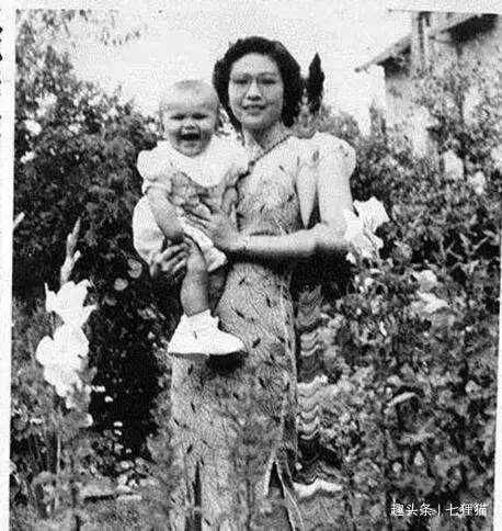 28岁女子嫁80岁老头,婚后生一子,丈夫去世后她独自