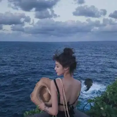 海边气质美女背影头像自找的痛不敢喊痛