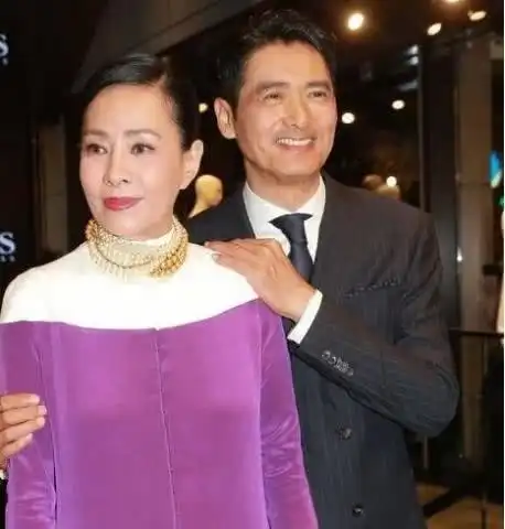娱乐圈的模范夫妻,陈小春应采儿上榜,最后一对结婚30年无子却恩爱如初